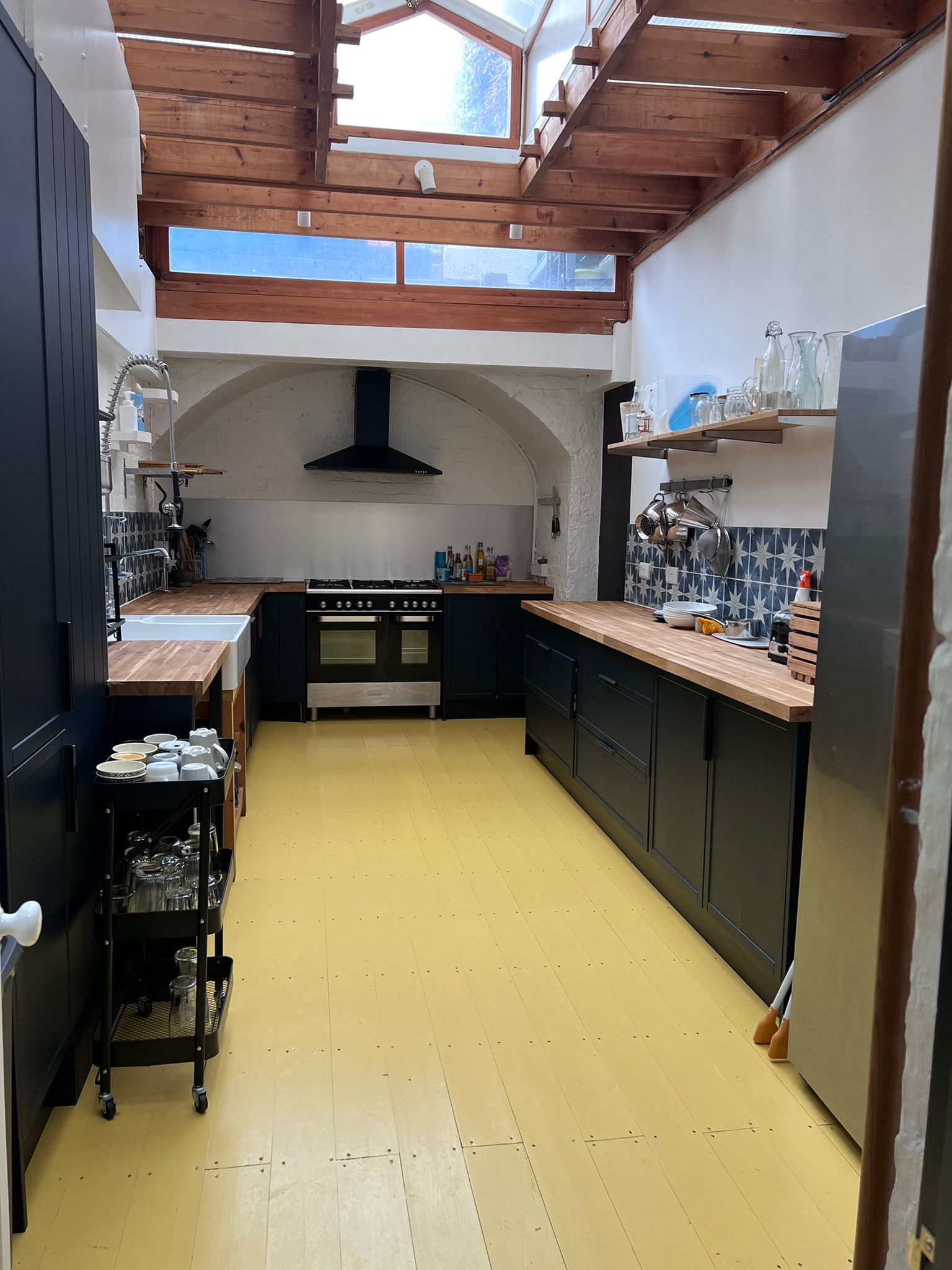 Zen Studio kitchen with modern appliances, ideal for culinary events and cooking classes.