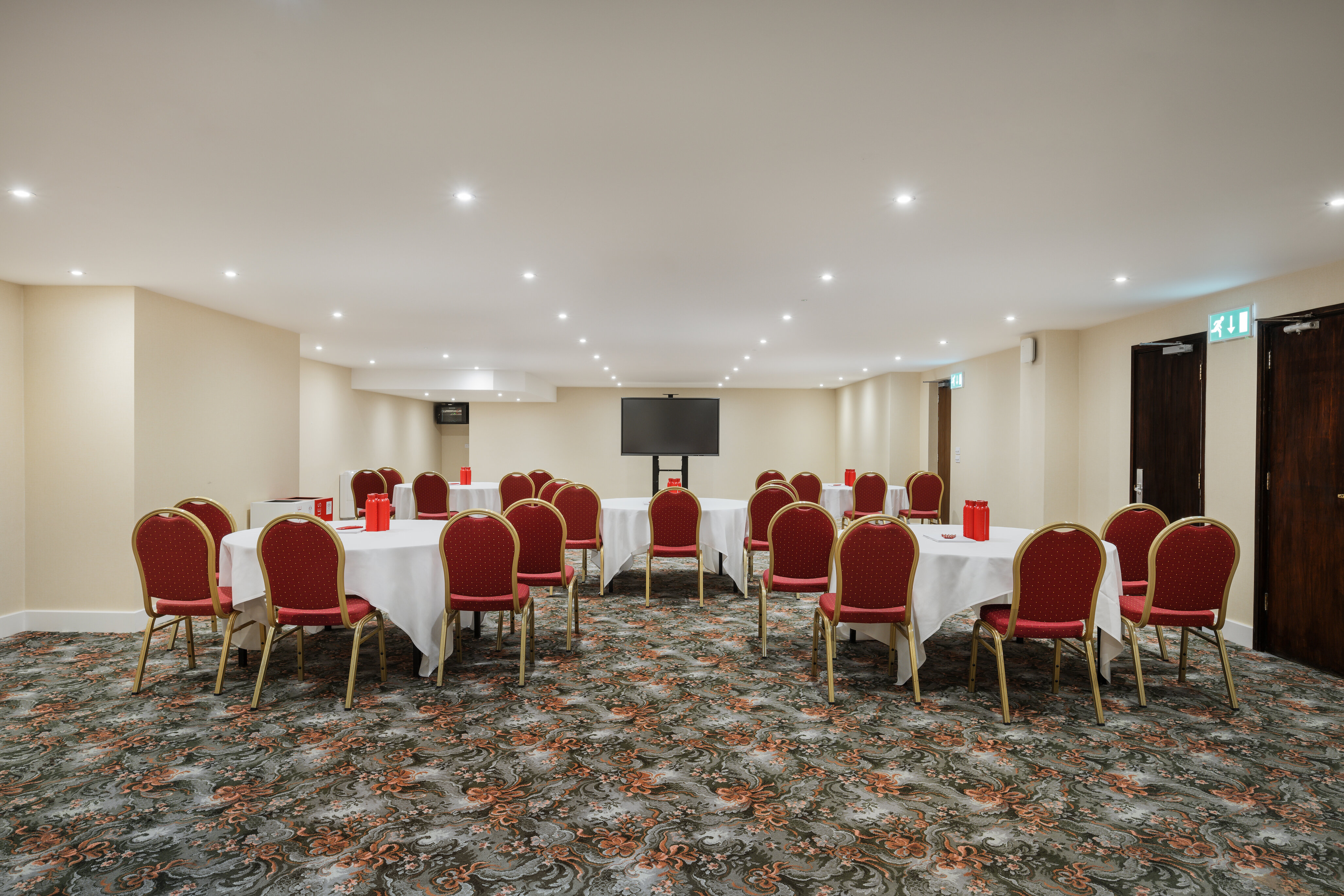 Cambridge Suite meeting room with round tables, ideal for corporate events and training.