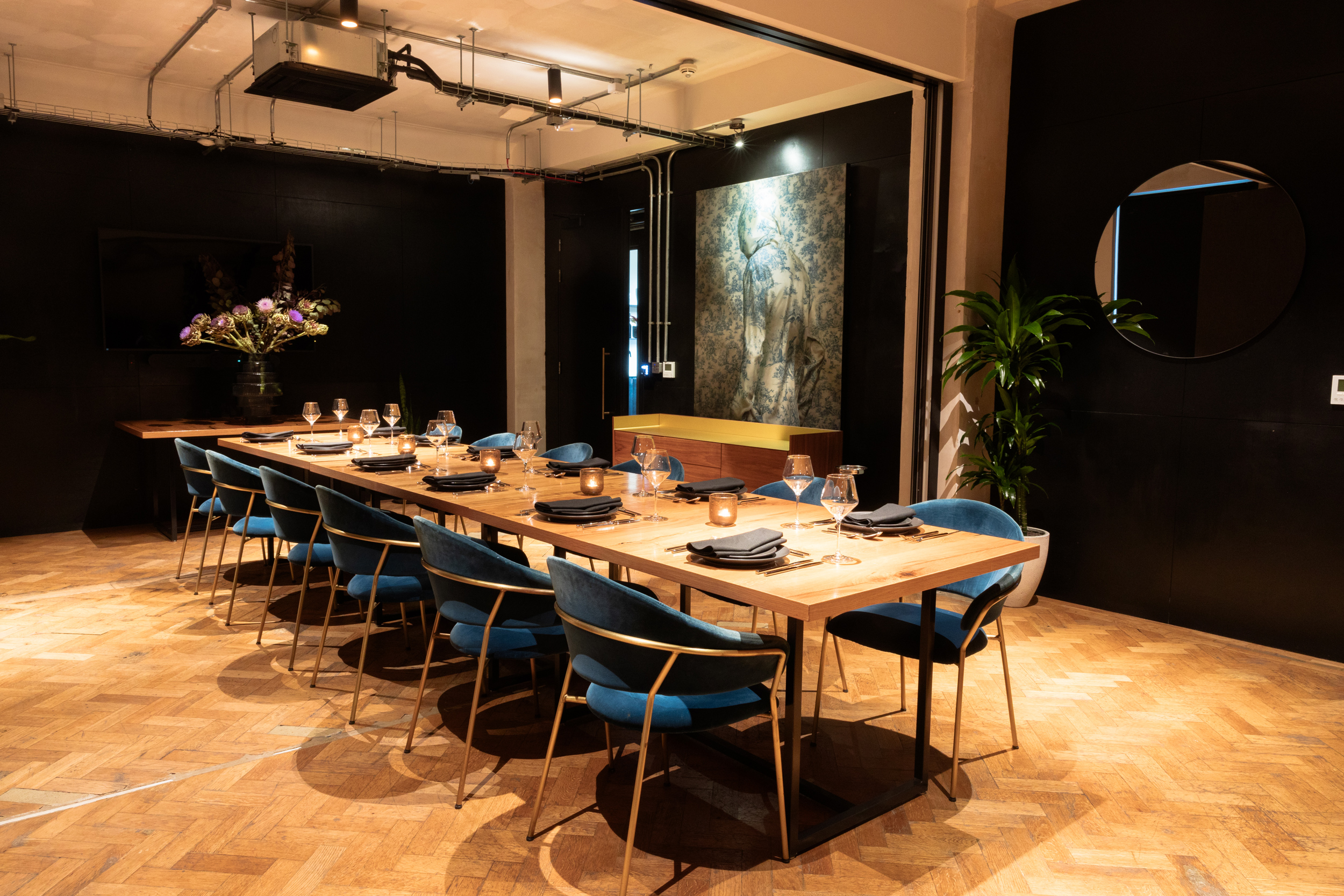 Stylish meeting room with wooden table, ideal for intimate gatherings and events.