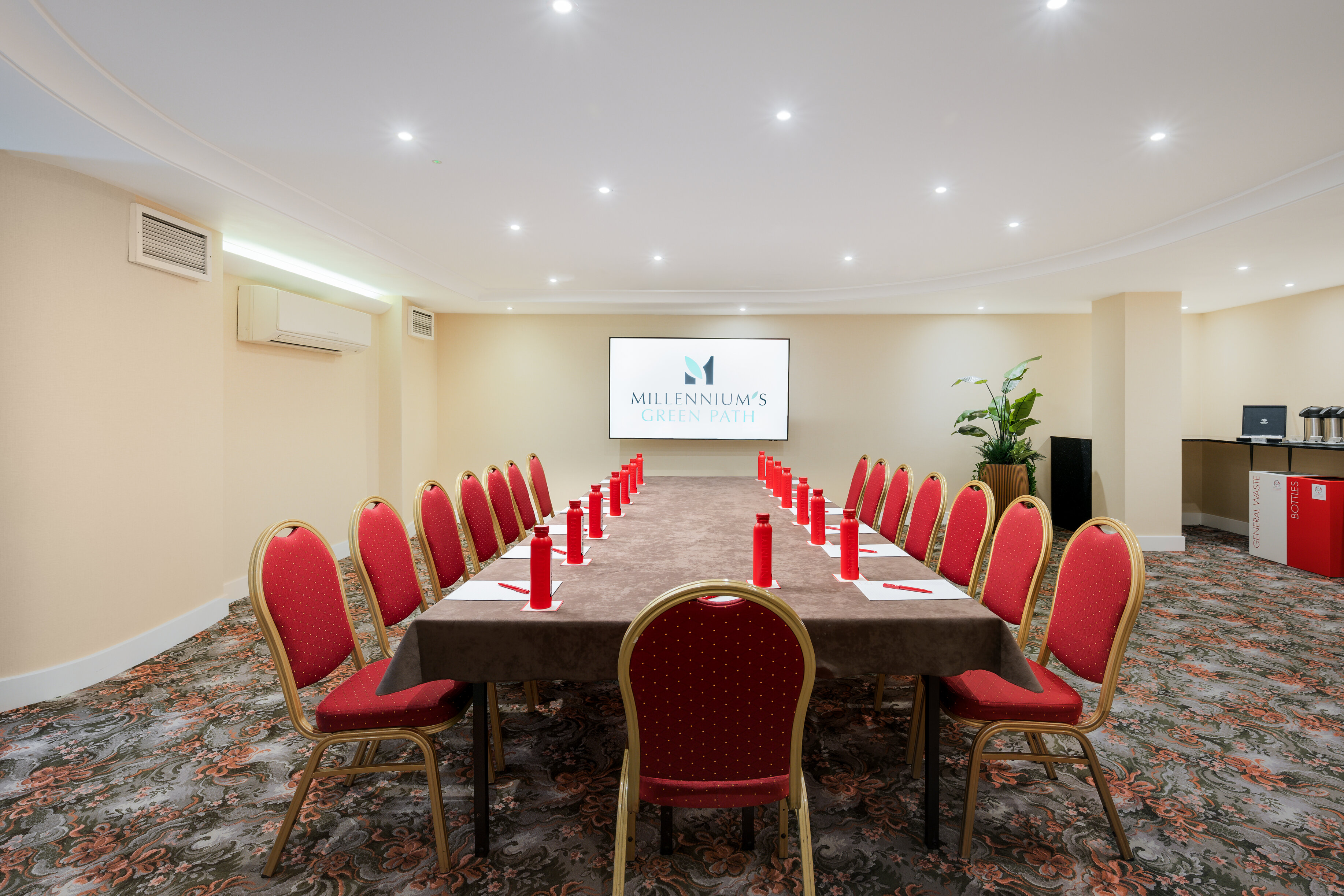 Oxford Suite meeting room with red candles, ideal for professional gatherings in London.