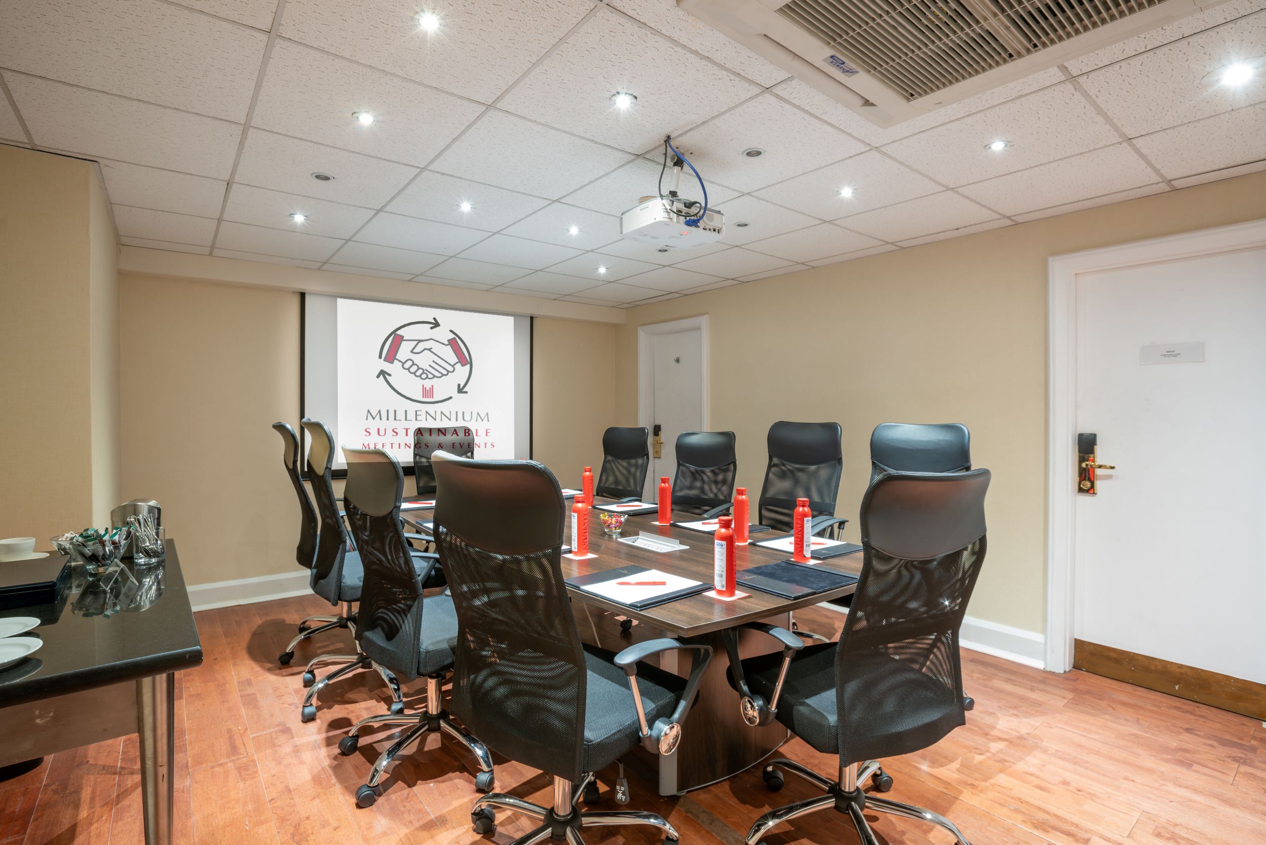 Stanhope Boardroom in Kensington, London: modern meeting space with ergonomic chairs.