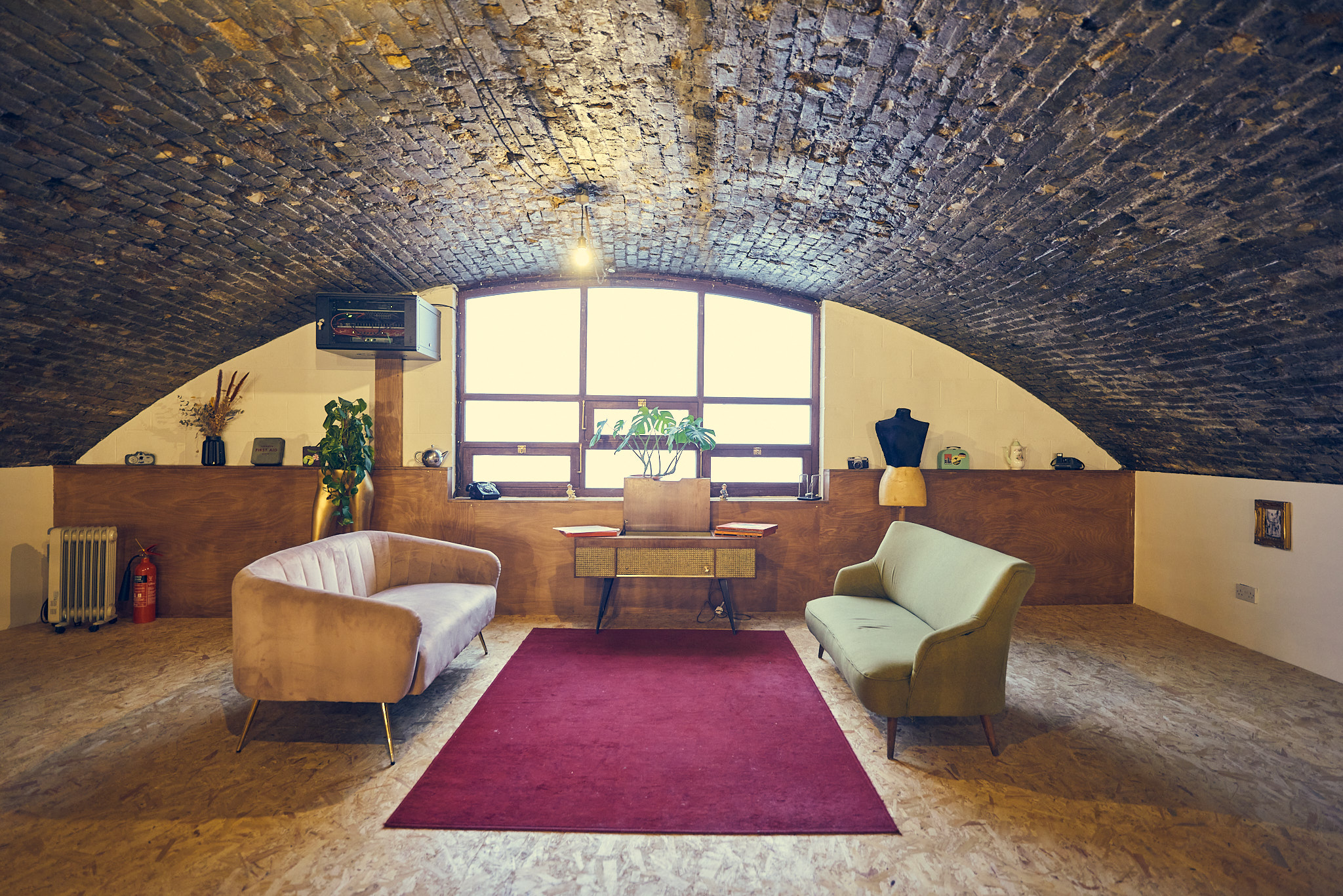 Cozy meeting space with arched ceiling, ideal for workshops and gatherings.