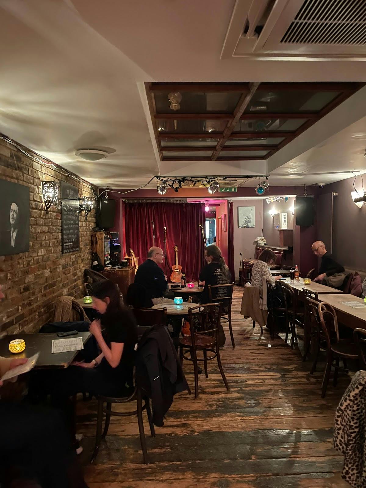 Cozy Green Note venue with warm lighting, ideal for intimate gatherings and live performances.