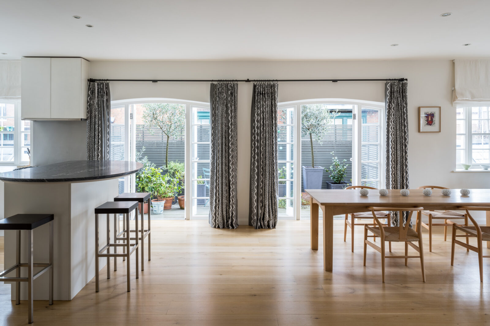 Bright modern studio in Apollo London, ideal for intimate meetings and small events.