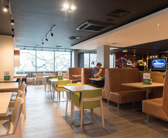 Modern dining space in Holiday Inn Brentford, ideal for casual meetings and events.