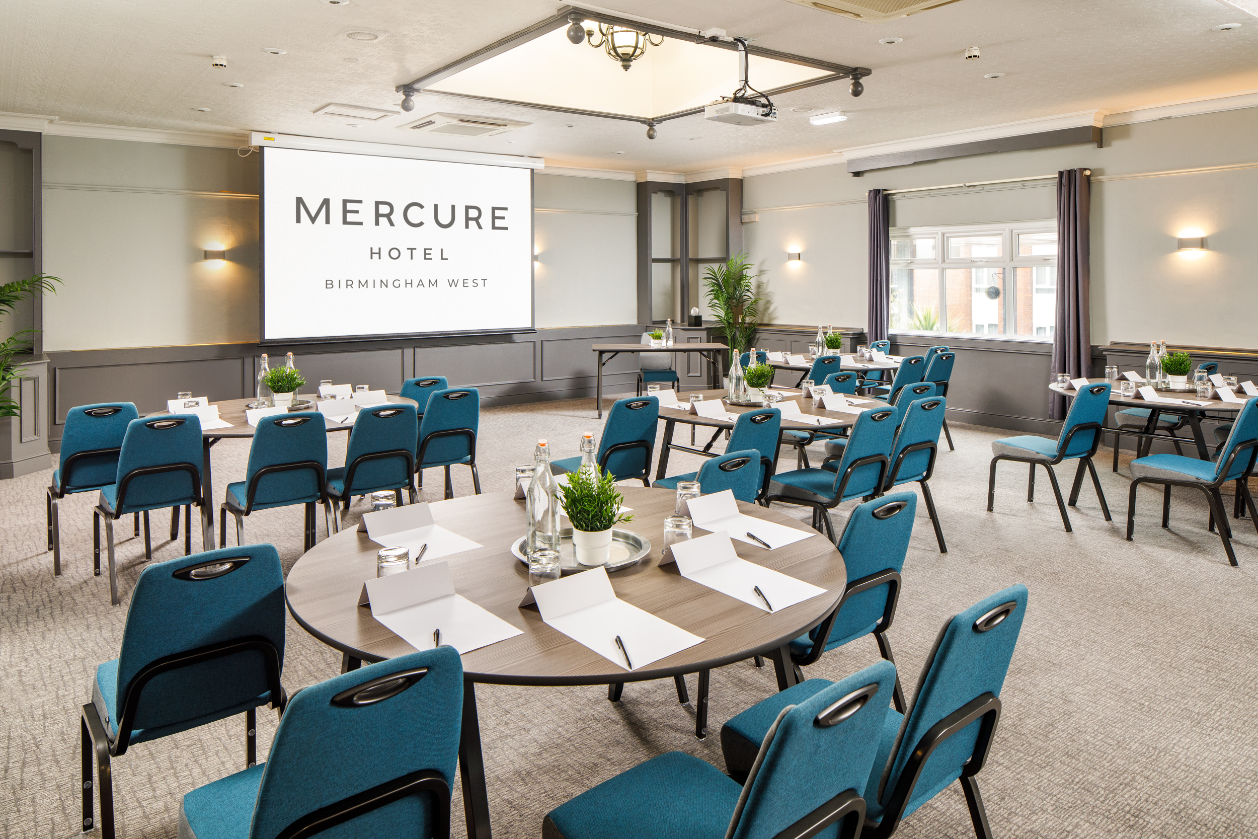 Chase Suite meeting room at Mercure Birmingham West, ideal for corporate events.