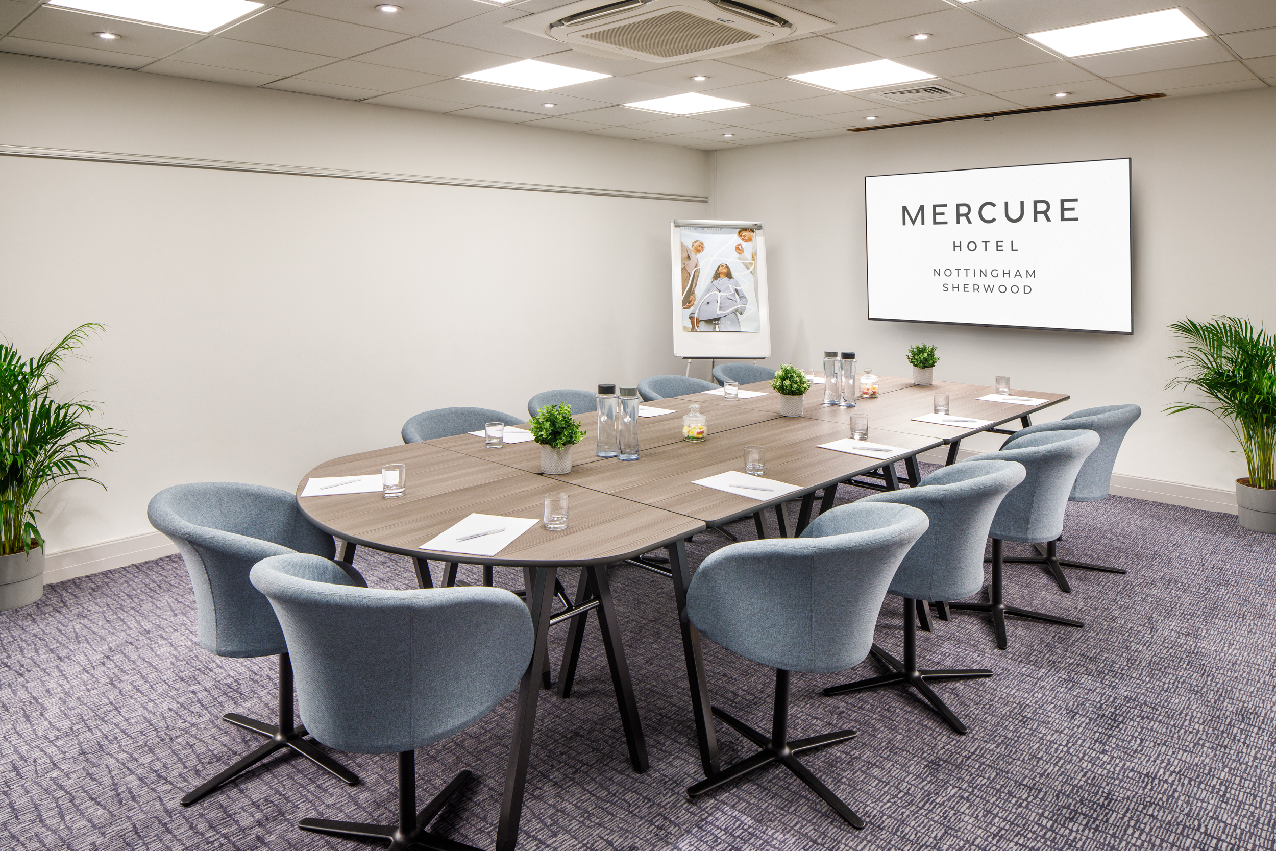 Meeting Room 1 at Mercure Nottingham: modern oval table, ideal for corporate meetings.