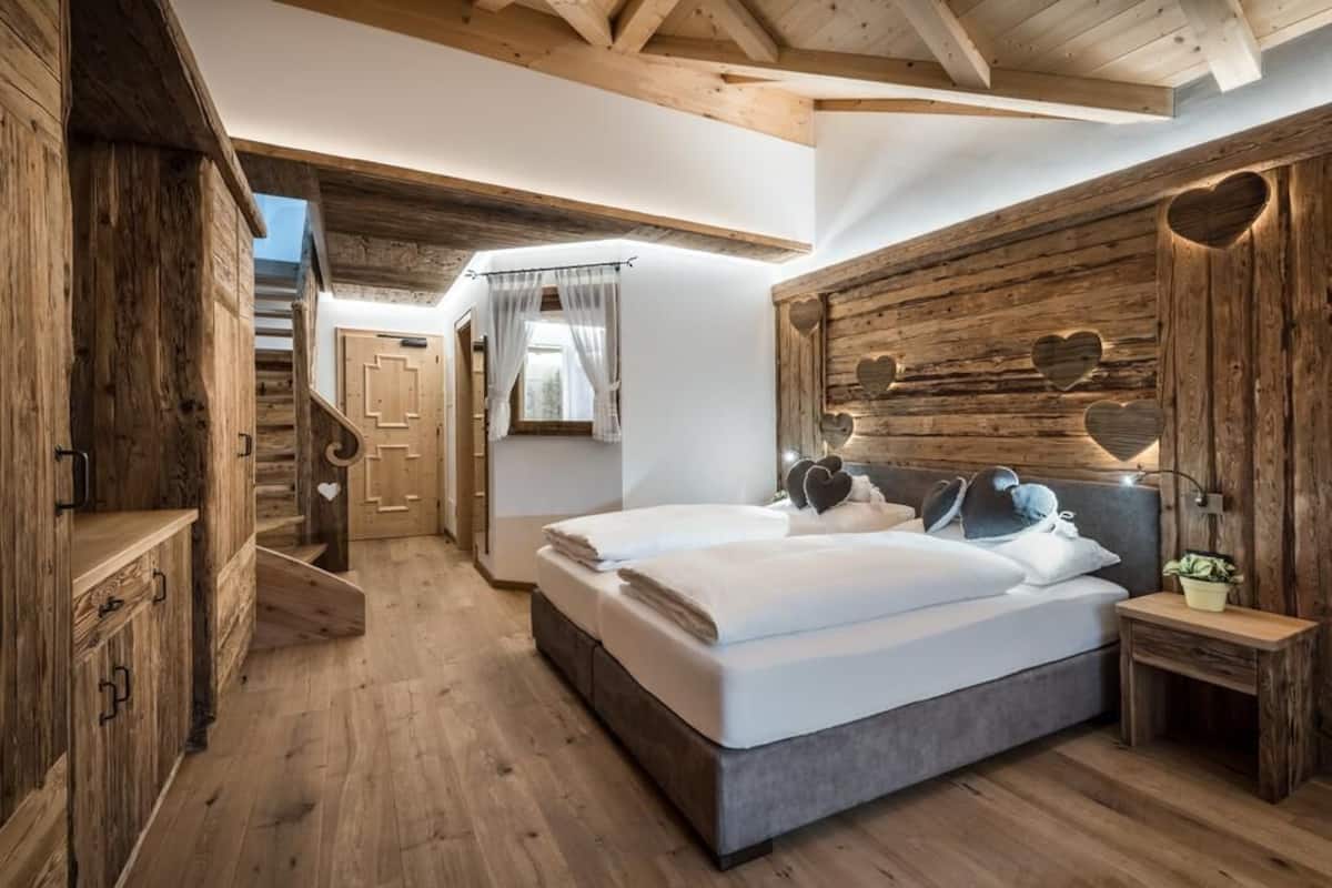 Cozy hotel room at Plaza Hotel Gardena for retreats and meetings, featuring warm decor.