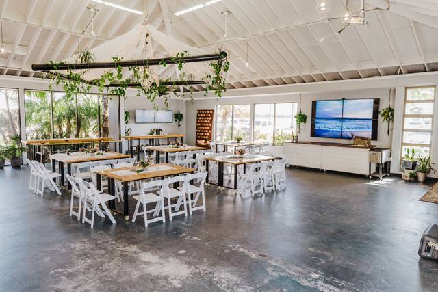 Versatile indoor event space with natural light, ideal for meetings and workshops.