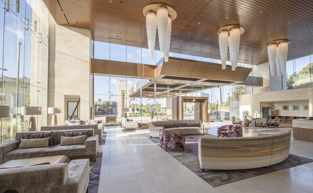 Modern lobby with high ceilings, ideal for pre-event gatherings and networking.