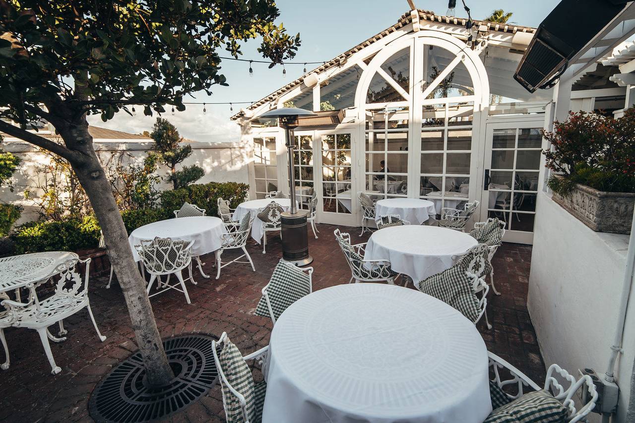 Chic Bar outdoor event space in Old Venice, ideal for receptions with elegant seating.