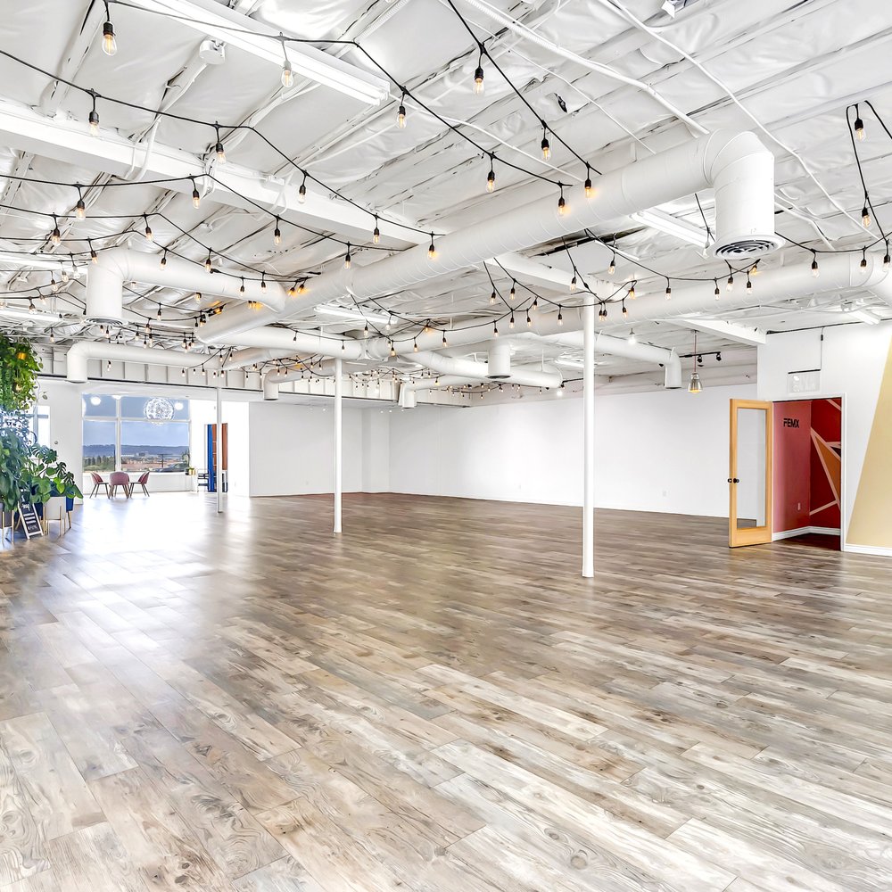 Indoor event space at Vistal Bar with high ceilings, ideal for corporate gatherings.