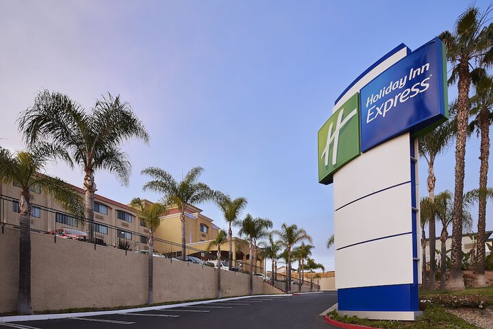Meeting Room at Holiday Inn Express San Diego, featuring palm trees for business events.