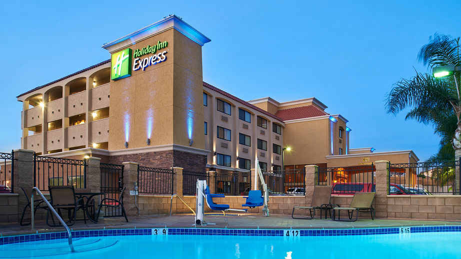 Meeting room at Holiday Inn Express San Diego, featuring poolside seating for events.