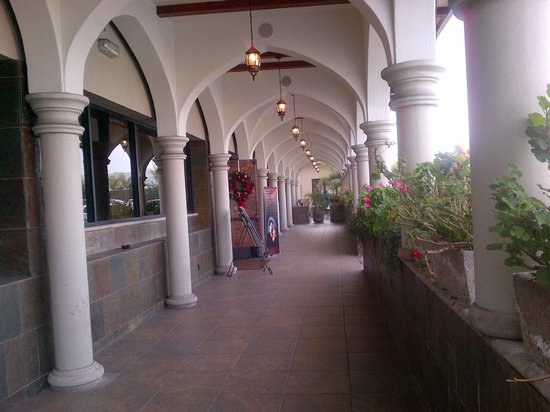 Elegant dining room corridor with arches, perfect for events and receptions.