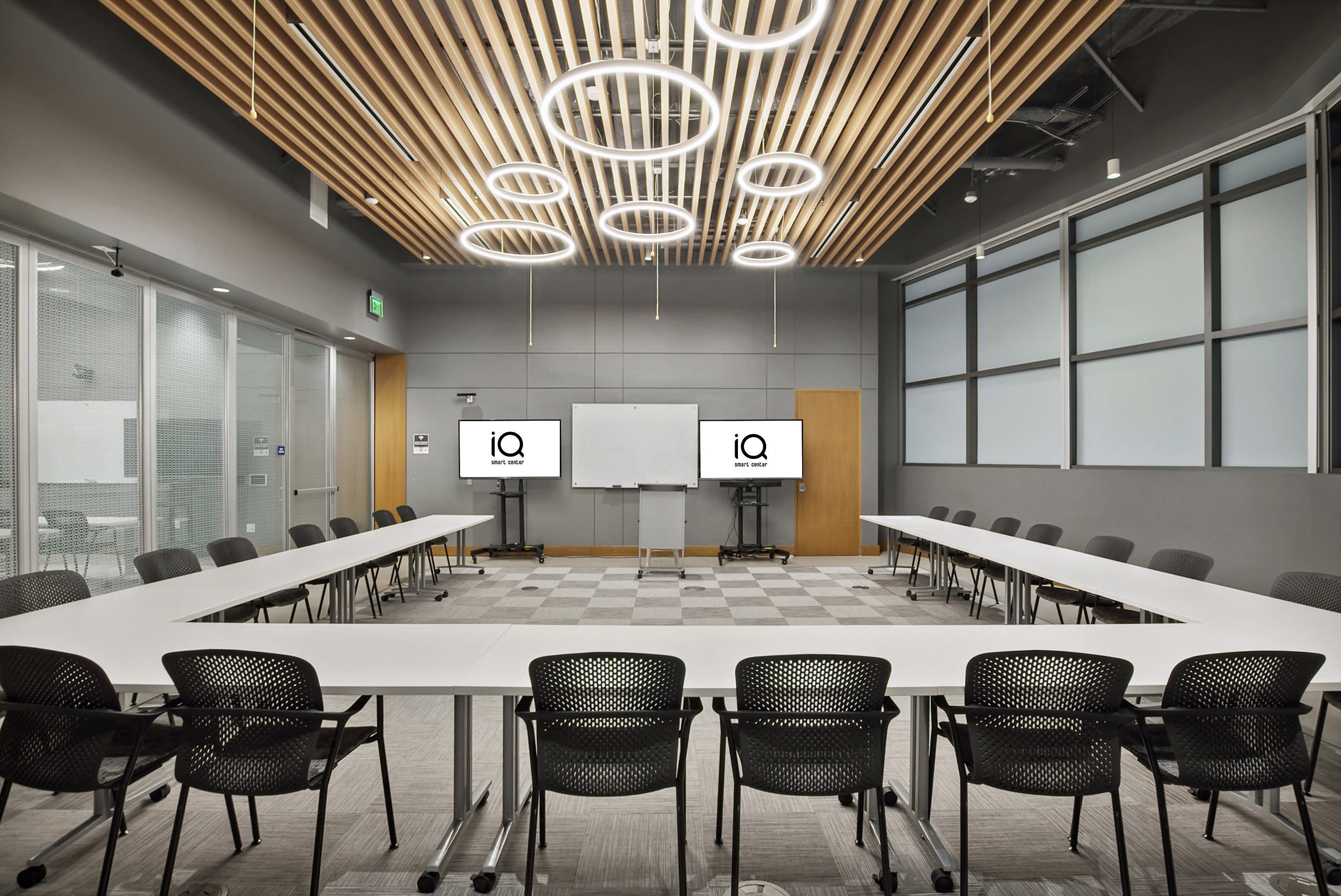 Modern conference room with U-shaped table, ideal for workshops and strategic planning.