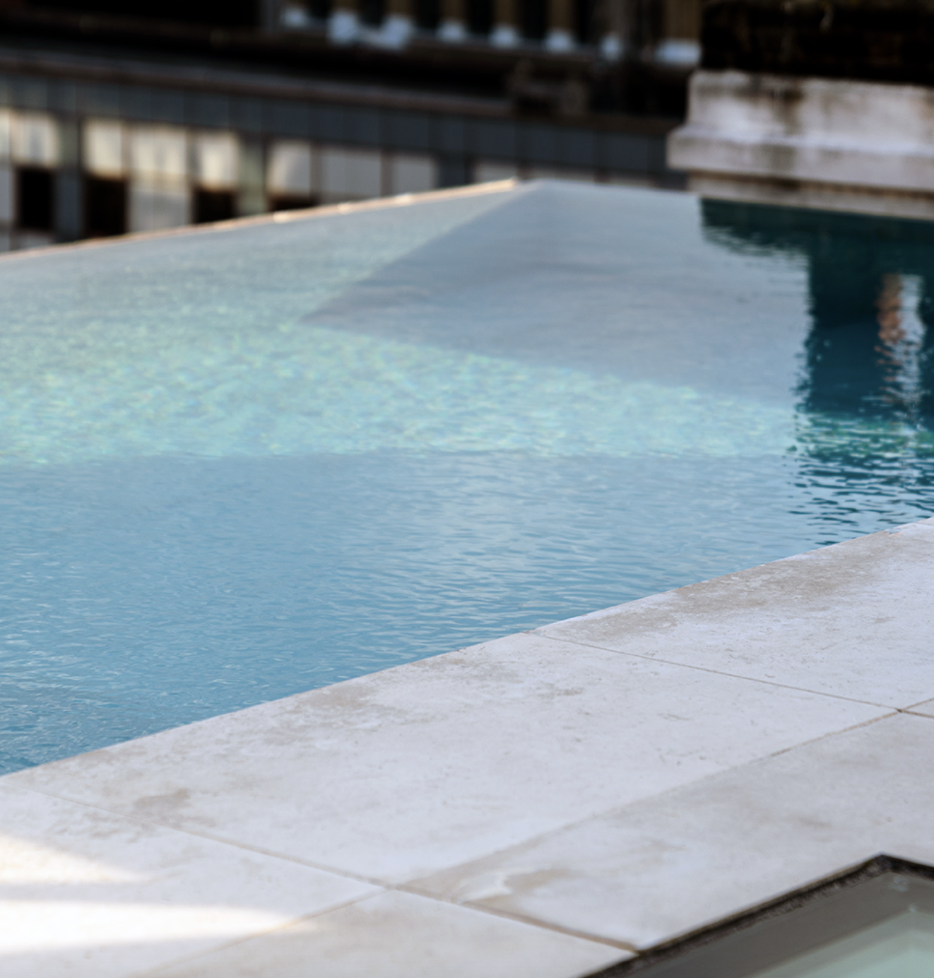 Rooftop pool area at Knotel Workclub, ideal for outdoor events and networking.