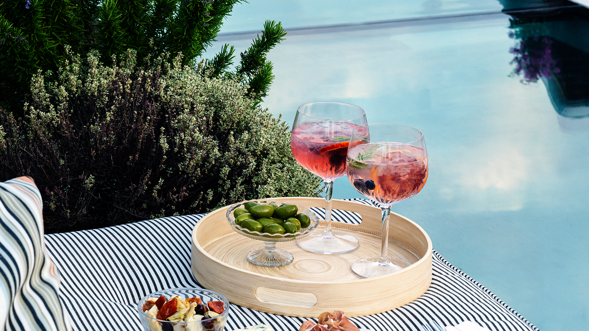 Stylish rooftop networking event with elegant drinks and snacks at Knotel Workclub.