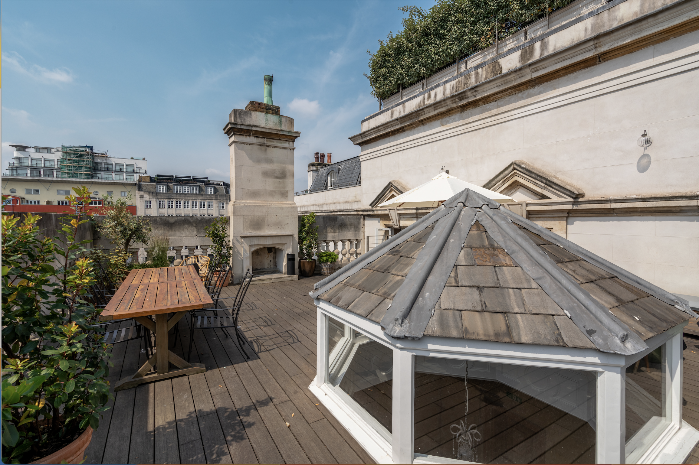 Billiards room and rooftop terrace at Knotel Workclub, ideal for networking events.