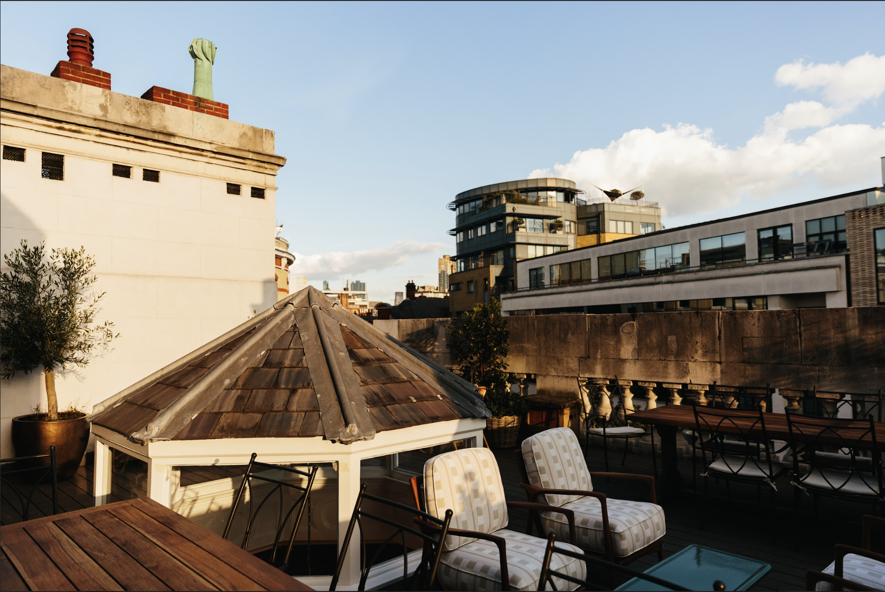 Billiards room terrace at Knotel Workclub, perfect for networking events and gatherings.