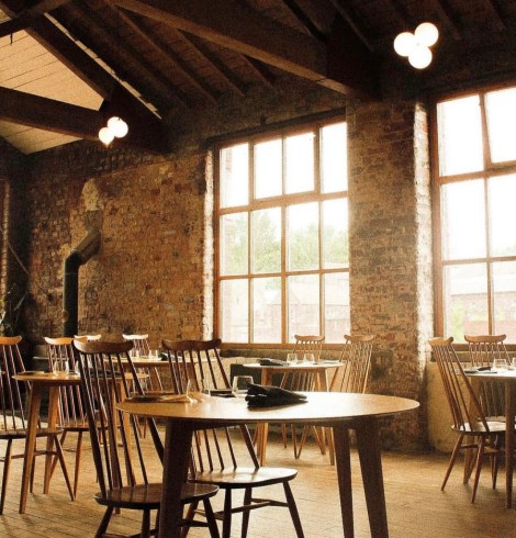 Charming bakery with exposed brick, ideal for intimate gatherings and workshops.