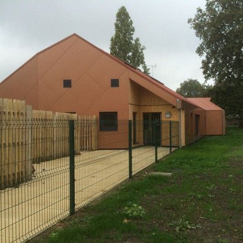 Modern outdoor venue in Kennington Park for meetings and events, featuring wood accents.