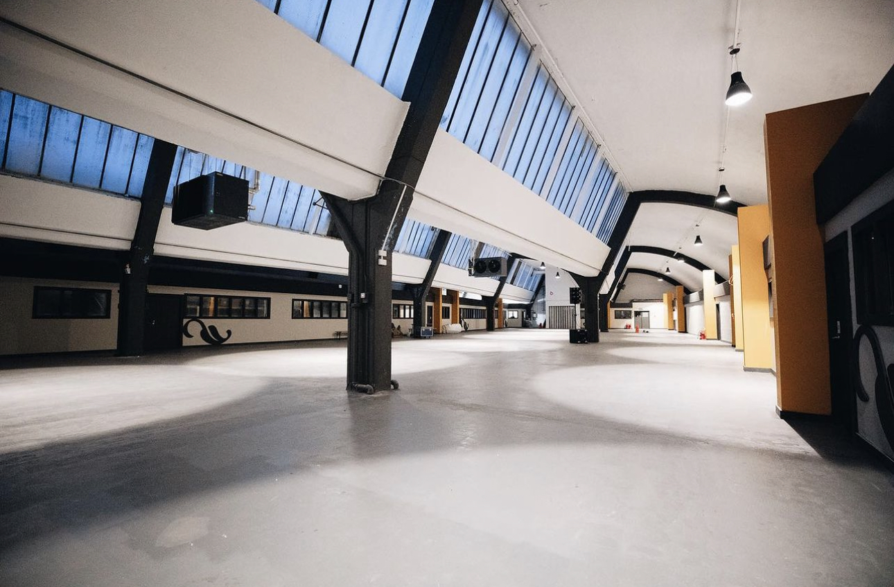 Spacious Box Hub Warehouse with high ceilings, ideal for events and exhibitions.