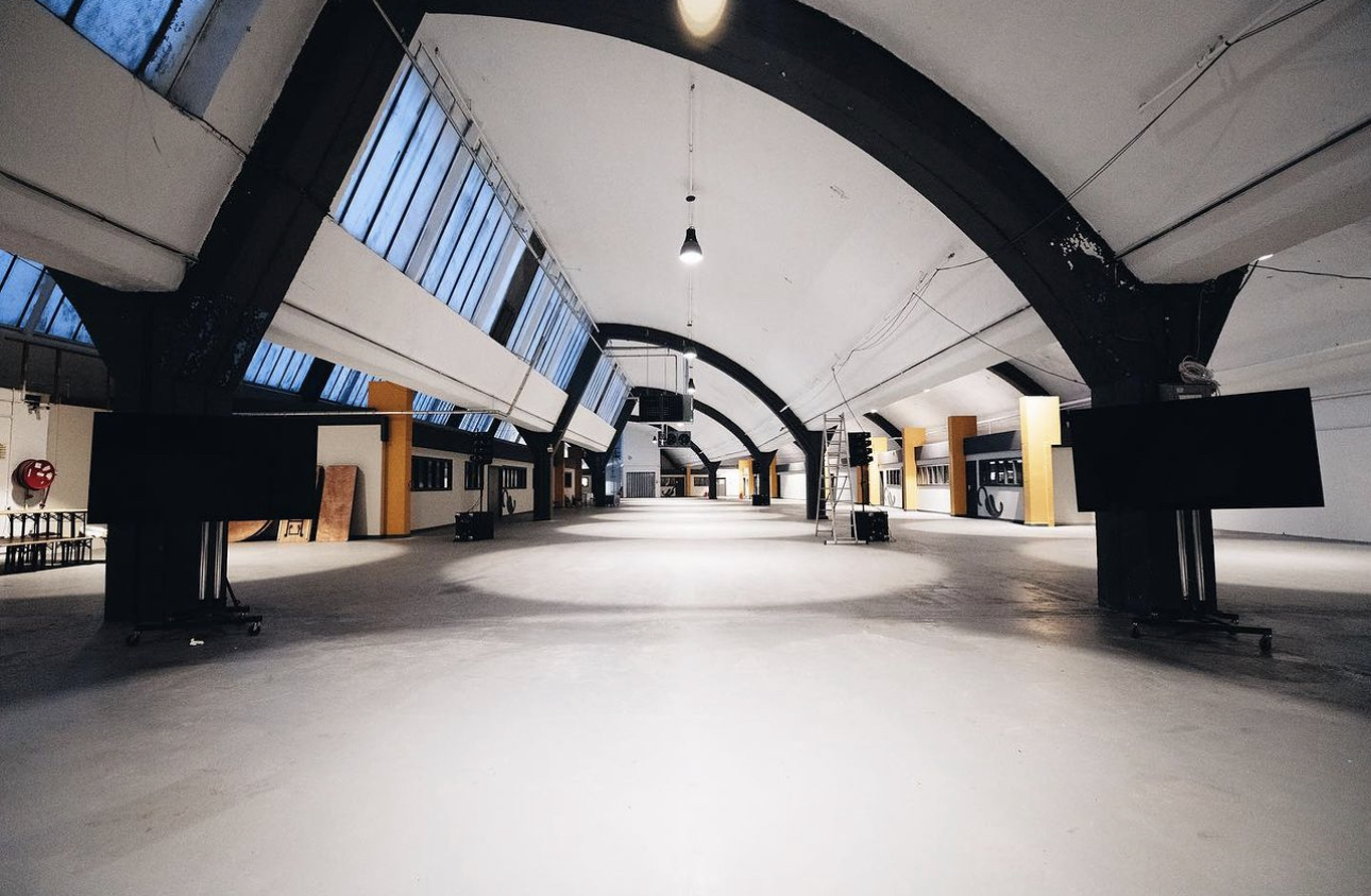 Box Hub Warehouse: spacious industrial venue with high ceilings for events and conferences.