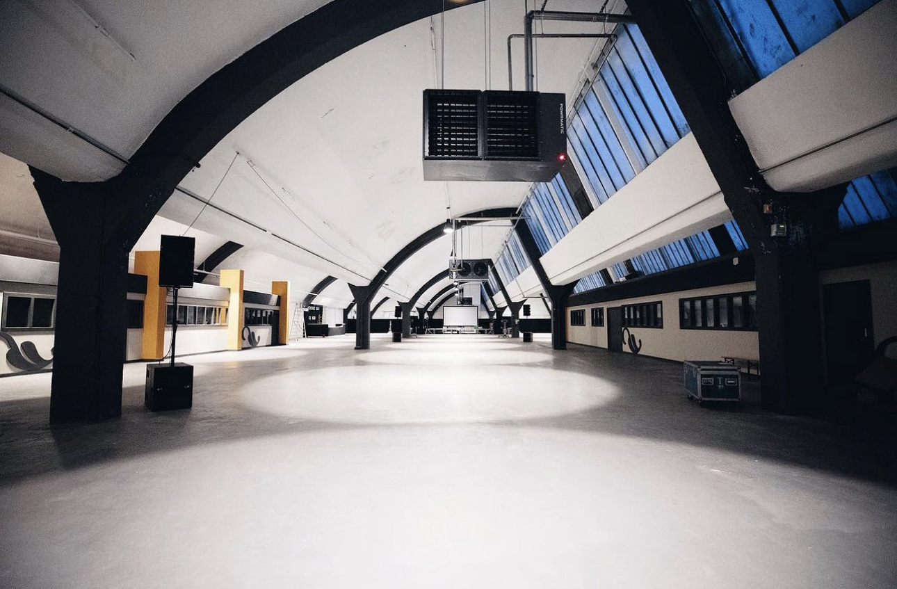 Spacious Box Hub Warehouse with high ceilings, ideal for modern events and gatherings.