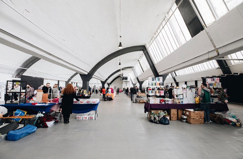 Spacious Box Hub Warehouse venue with high ceilings for trade shows and exhibitions.