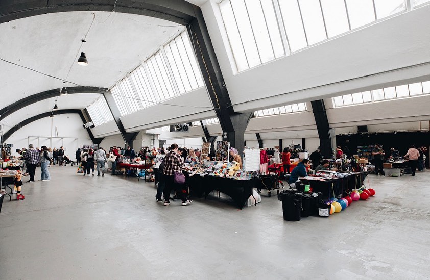 Spacious Box Hub Warehouse with high ceilings, ideal for markets and trade shows.