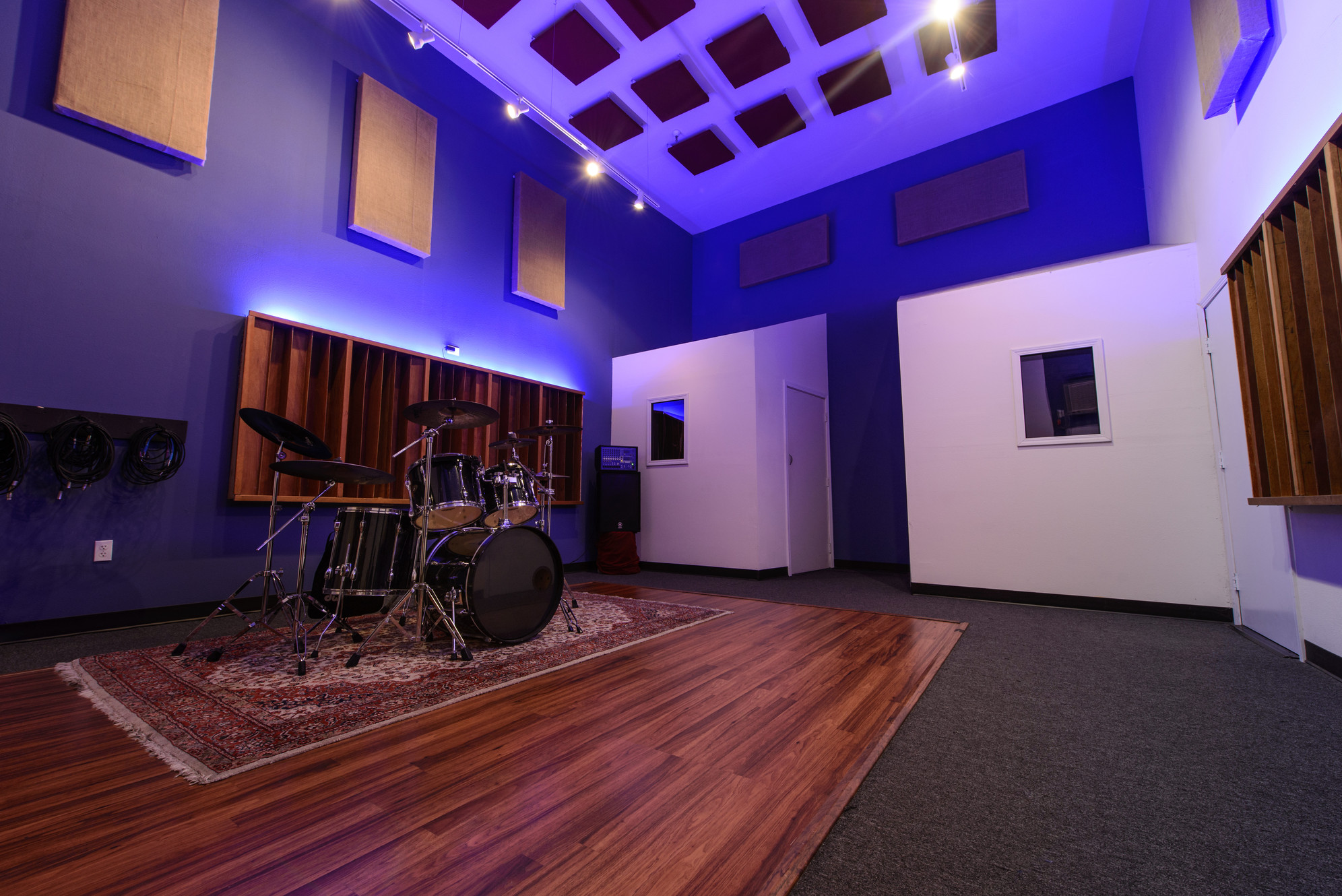 Recording studio with soundproofing, ideal for music events and creative workshops.