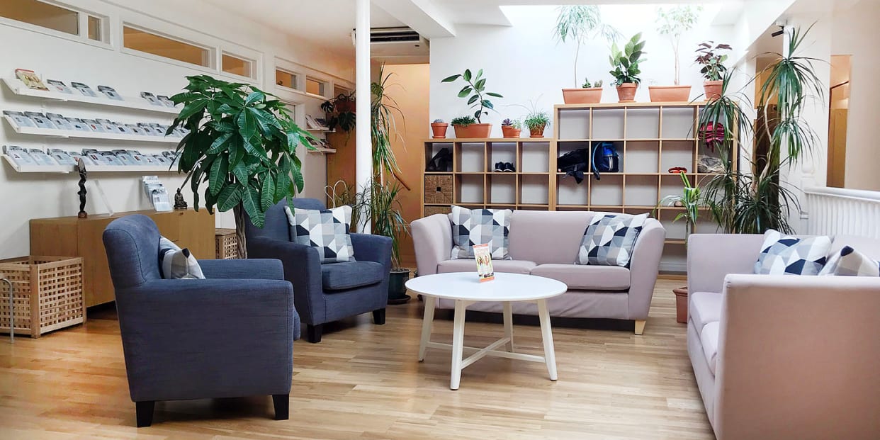 Cozy lounge area in Beautiful Studios, ideal for networking events and meetings.