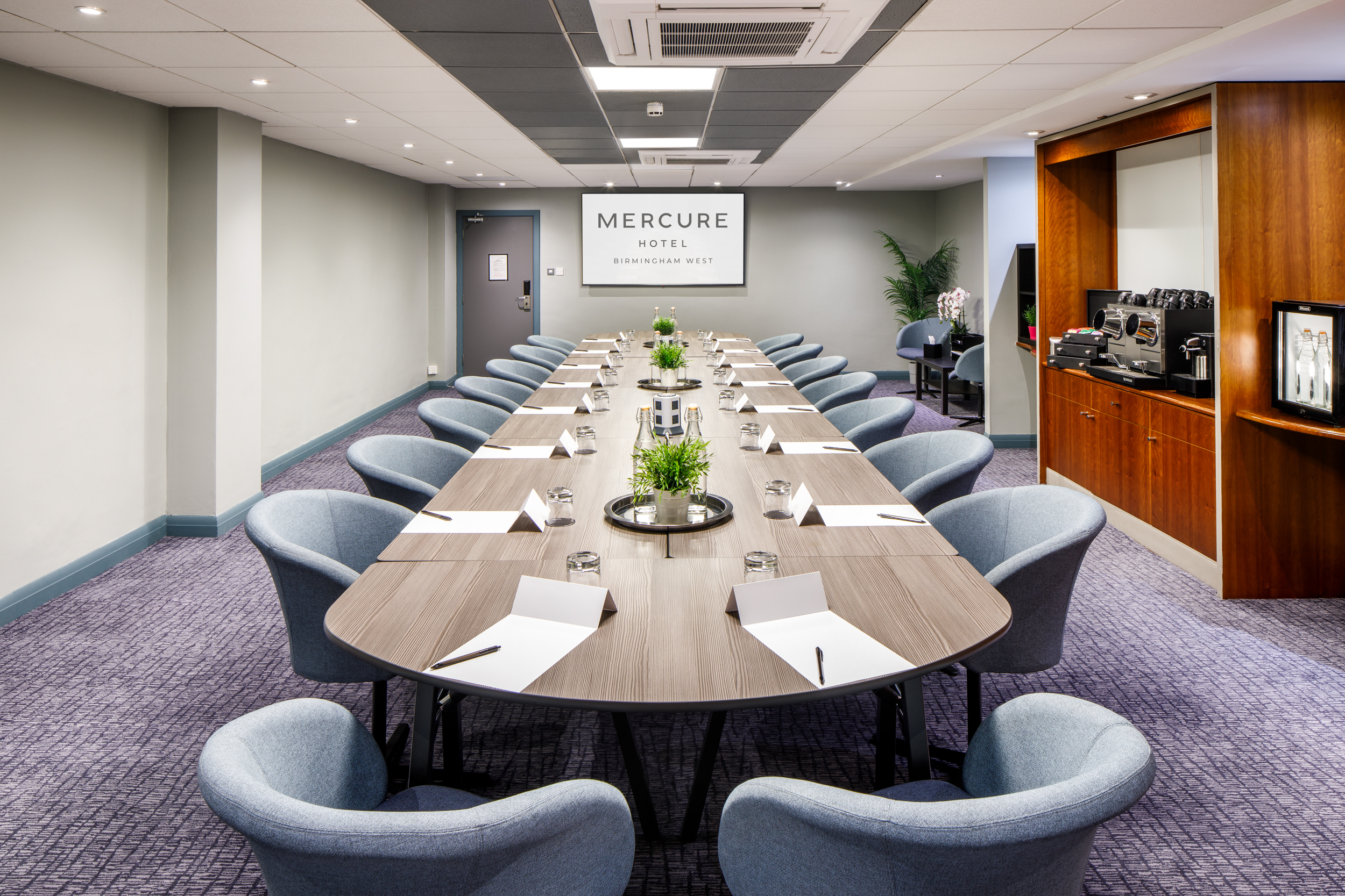 Diane Suite meeting room at Mercure Birmingham West, ideal for professional workshops.