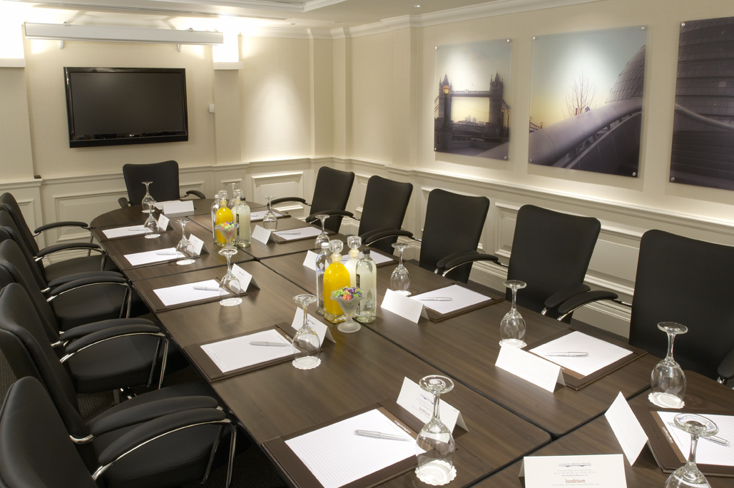 Chaucer Suite meeting room in London Bridge Hotel, modern decor for professional events.