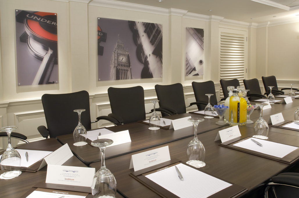 Dickens Suite at London Bridge Hotel: modern meeting room for corporate events.