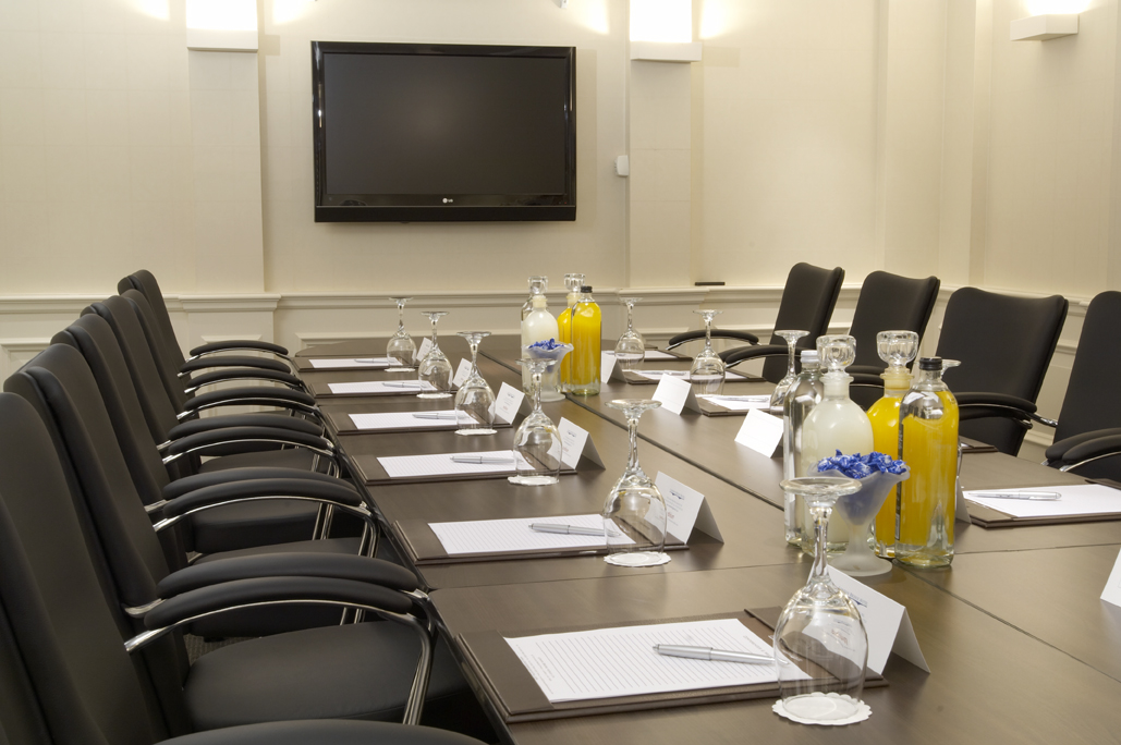 Dickens Suite meeting room at London Bridge Hotel, ideal for professional gatherings.