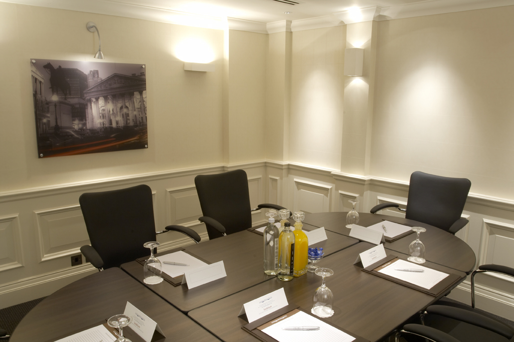 Marlowe Suite meeting room at London Bridge Hotel, perfect for professional gatherings.