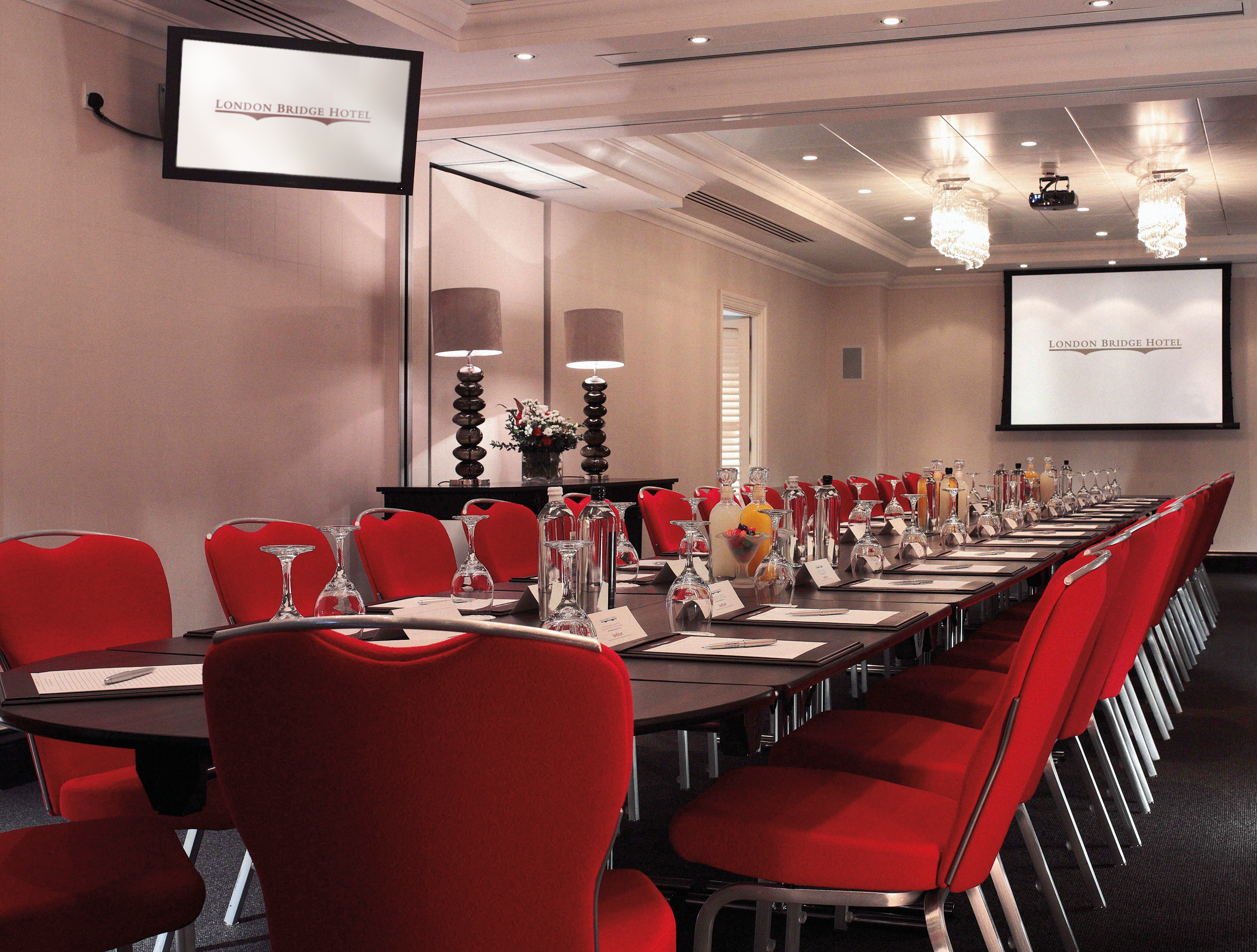 Shakespeare Suite meeting room with red chairs, ideal for professional events and presentations.