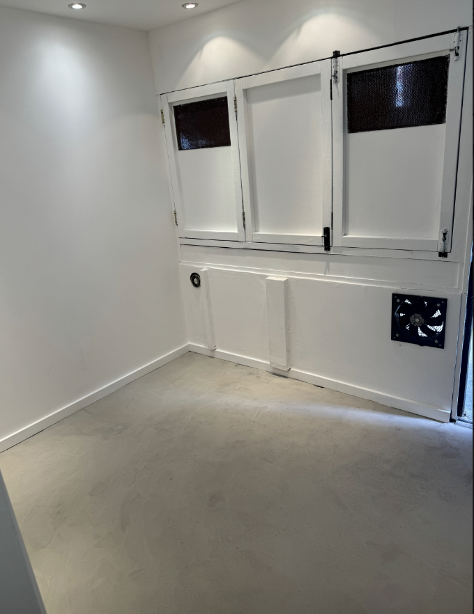 Minimalist event space in Soho with white walls, ideal for meetings and workshops.