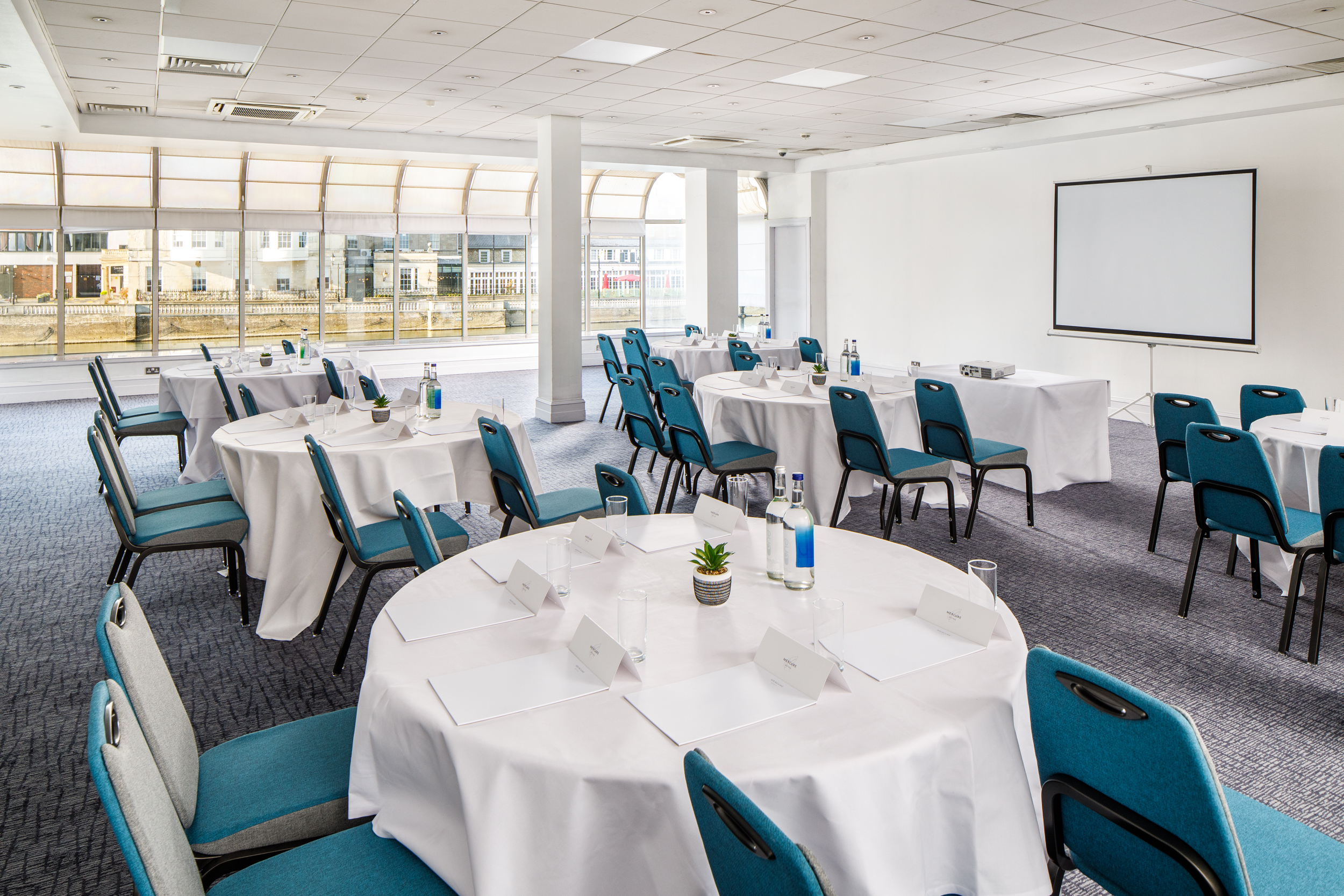 Pilgrim Suite meeting space with elegant round tables for professional events.