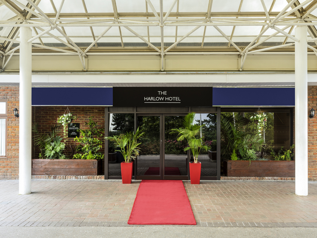 Entrance of Parndon in Harlow Hotel with red carpet, ideal for events and meetings.