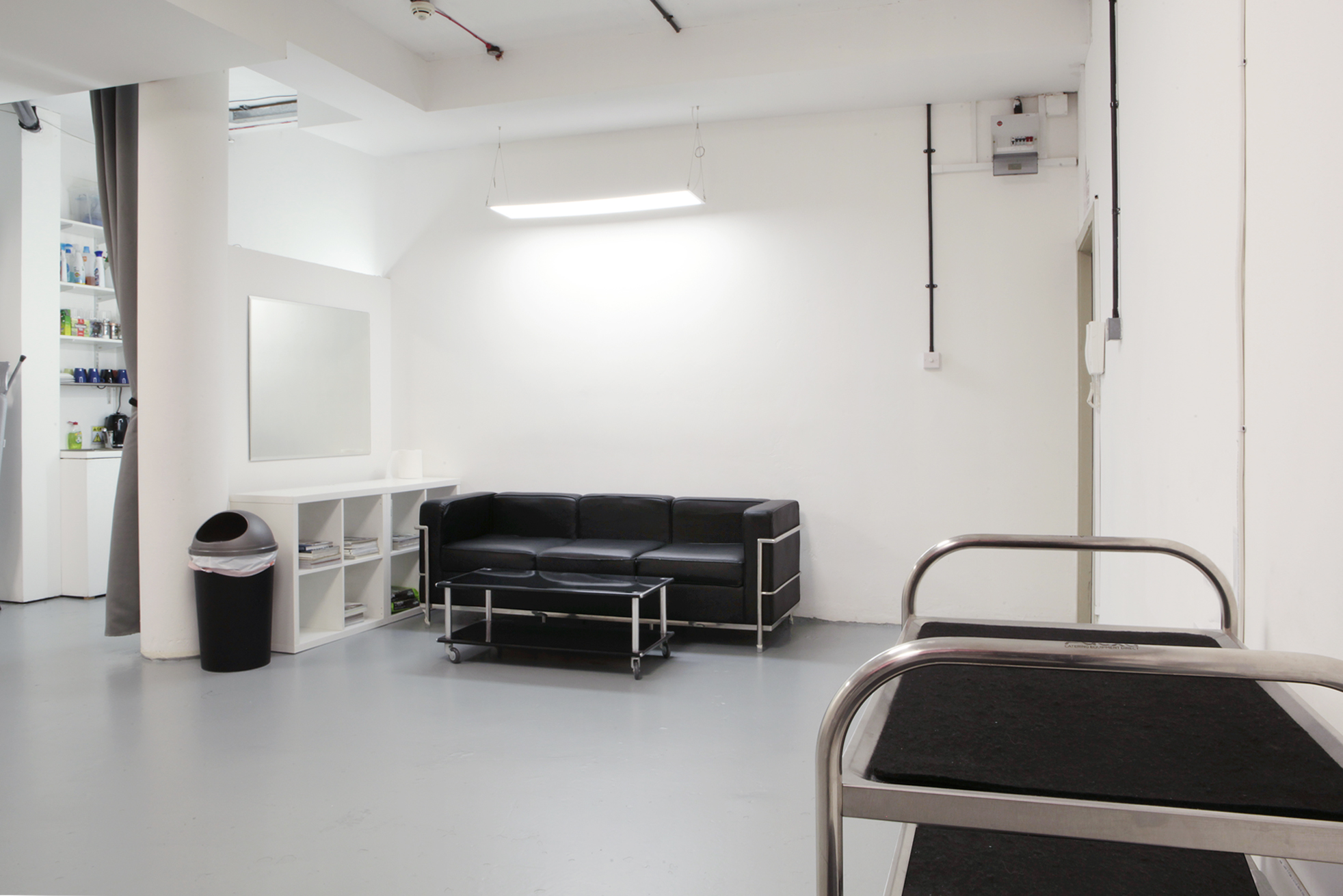 Minimalist meeting space with black couch, ideal for informal discussions and networking.