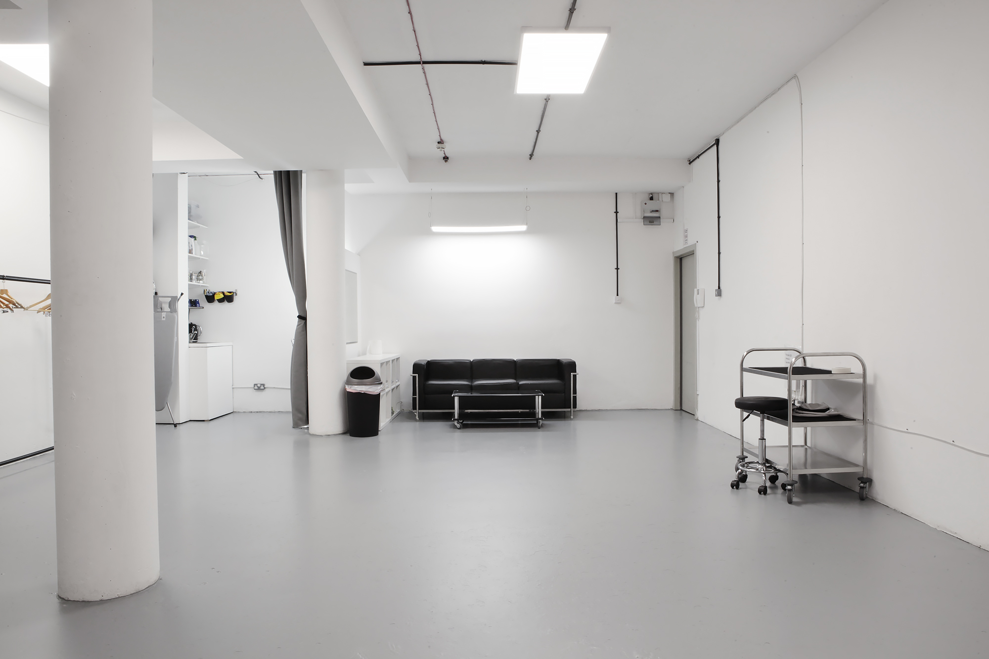 Deep Space 1: minimalist event space for meetings and workshops with flexible layout.