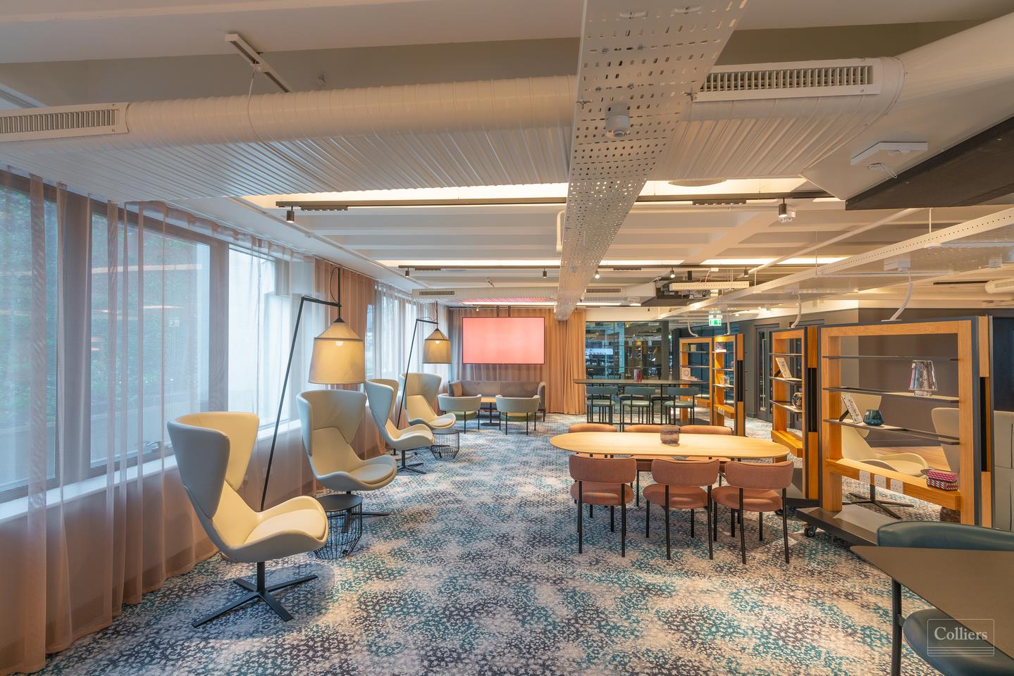 Modern private office meeting space with natural light for collaboration and creativity.