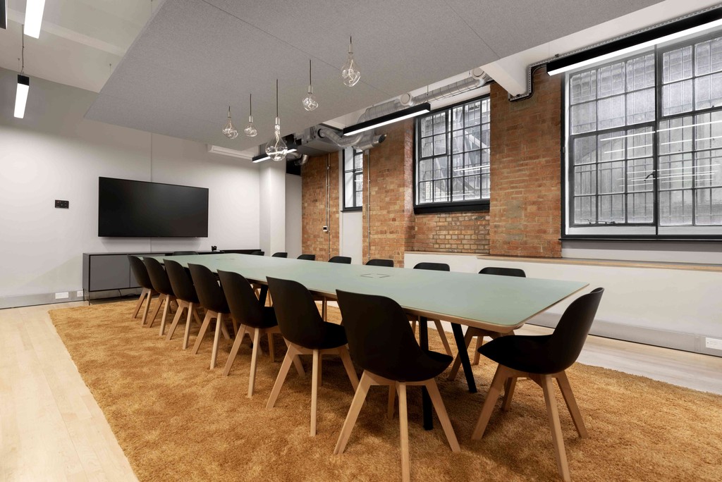 Modern meeting room with glass table, ideal for collaborative events and presentations.