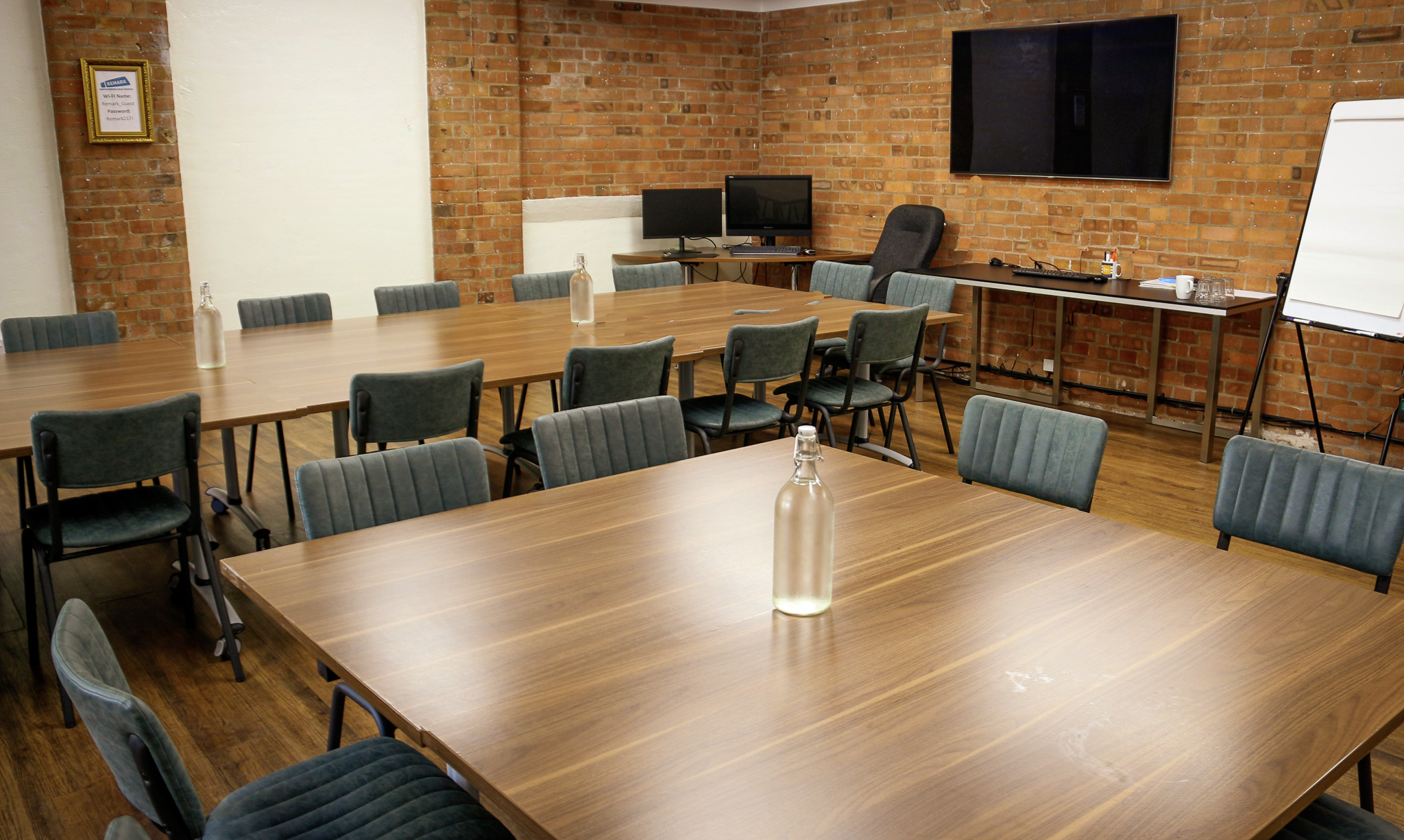 Yellow Room in Remark! Events: modern meeting space with collaborative tables, ideal for workshops.