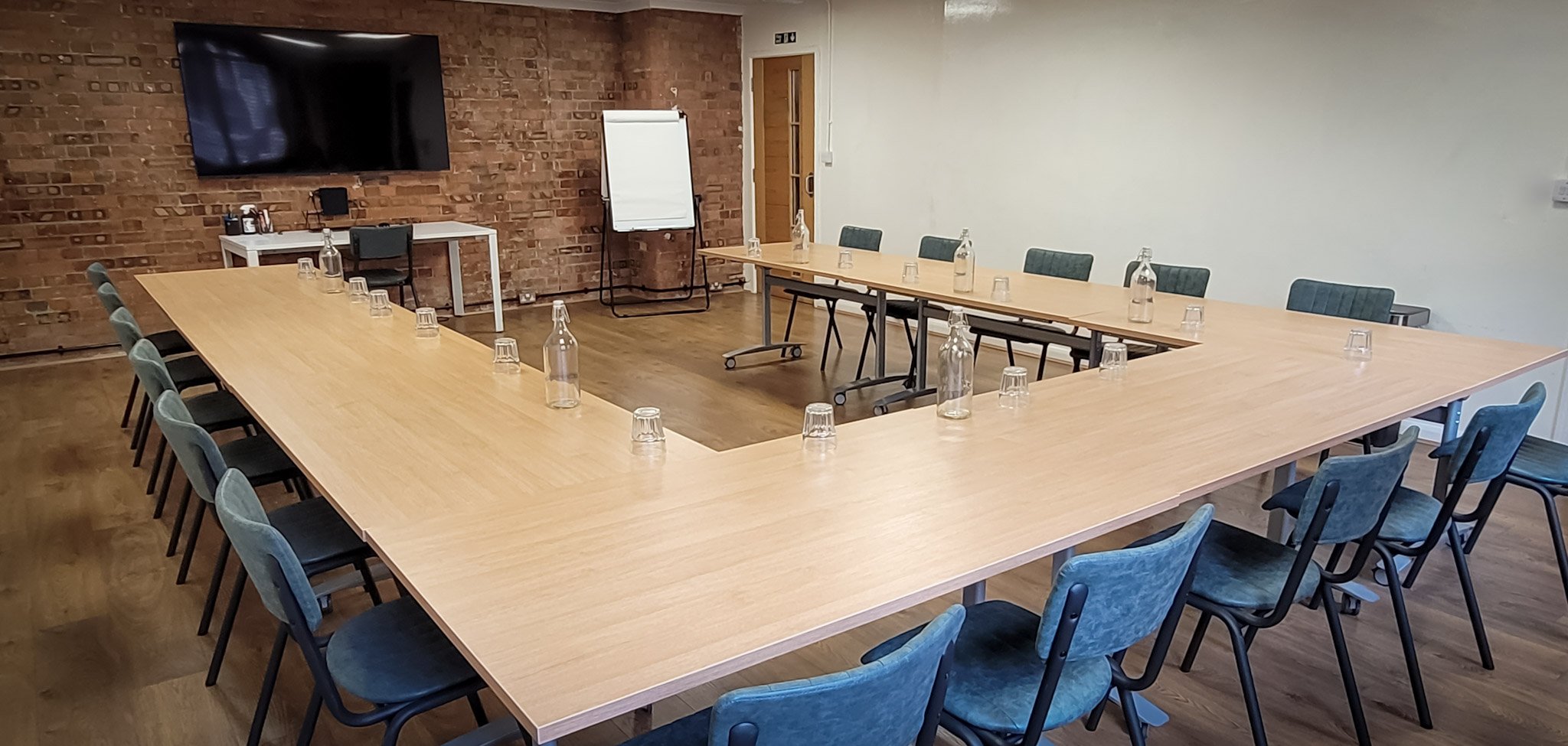 U-shaped meeting room in Blue Room, Remark! Events, ideal for collaborative discussions.