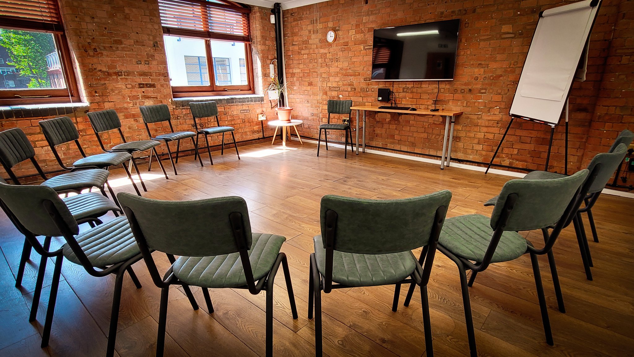 Purple Room in Remark! Events: circular chair layout for collaborative meetings and presentations.