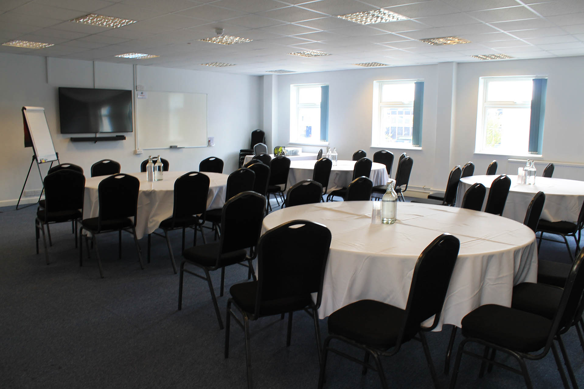 Hinksey Room at The King's Centre, Oxford: versatile meeting space with round tables.